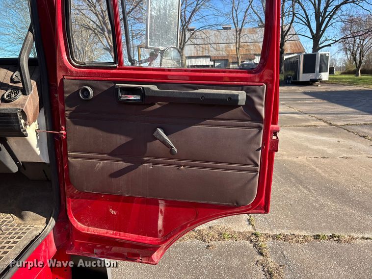 image for item DT0107 1986 Mack MS pumper fire truck