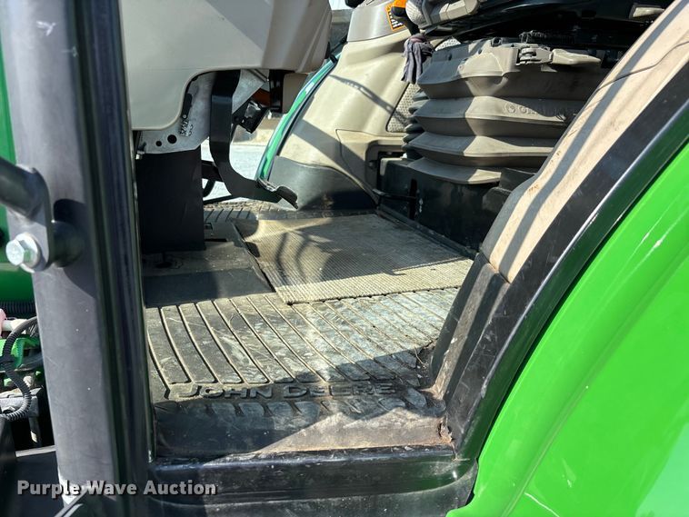 image for item DT0117 2014 John Deere 6105E tractor