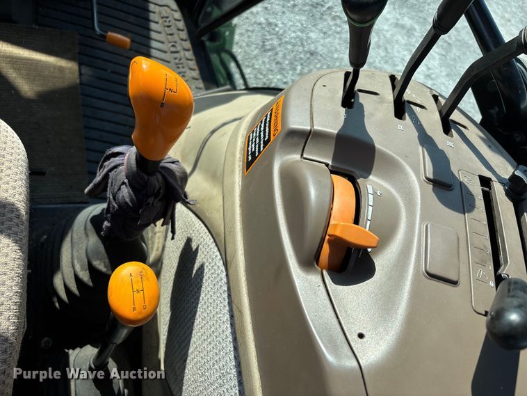 image for item DT0117 2014 John Deere 6105E tractor