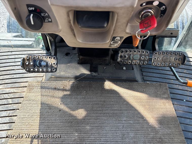 image for item DT0117 2014 John Deere 6105E tractor