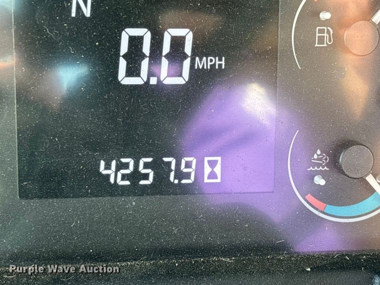 image for item DT0117 2014 John Deere 6105E tractor