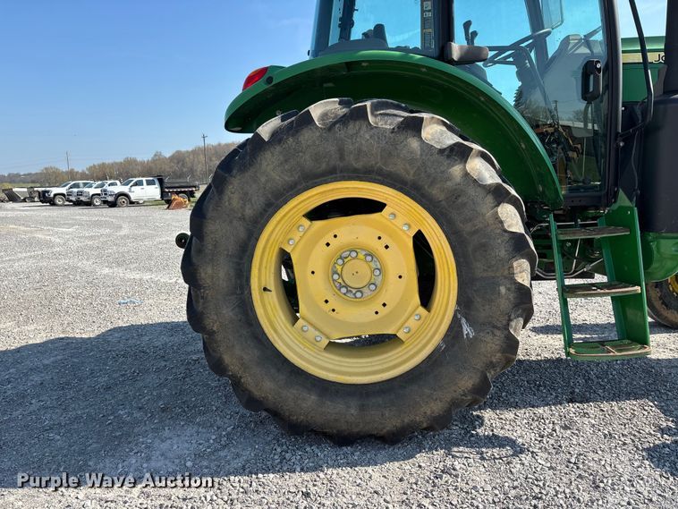 image for item DT0117 2014 John Deere 6105E tractor