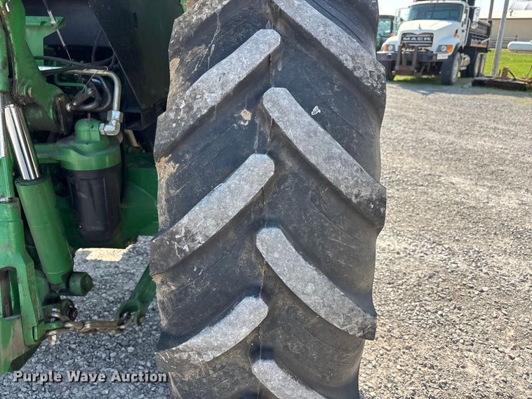 image for item DT0117 2014 John Deere 6105E tractor