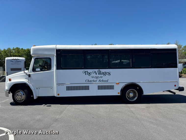 image for item DU0424 2002 Champion Freightliner FB65 shuttle bus