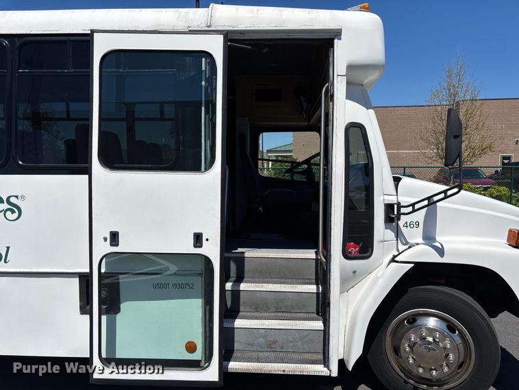 image for item DU0424 2002 Champion Freightliner FB65 shuttle bus