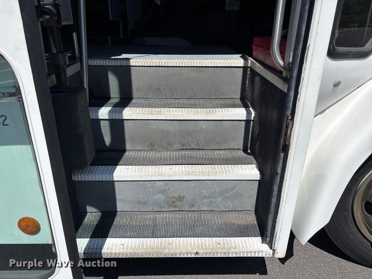 image for item DU0424 2002 Champion Freightliner FB65 shuttle bus