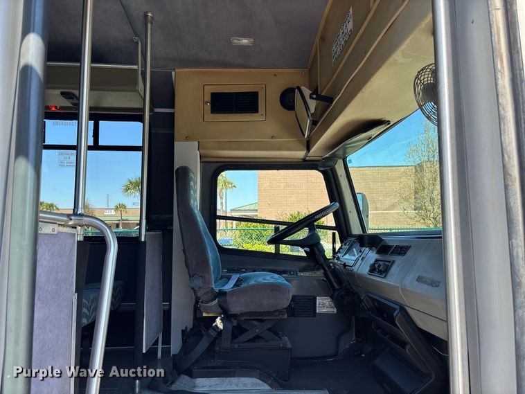 image for item DU0424 2002 Champion Freightliner FB65 shuttle bus