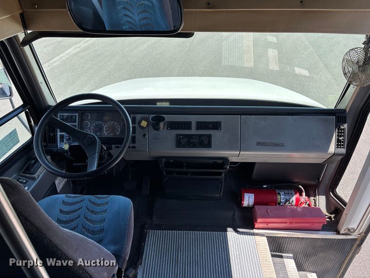 image for item DU0424 2002 Champion Freightliner FB65 shuttle bus