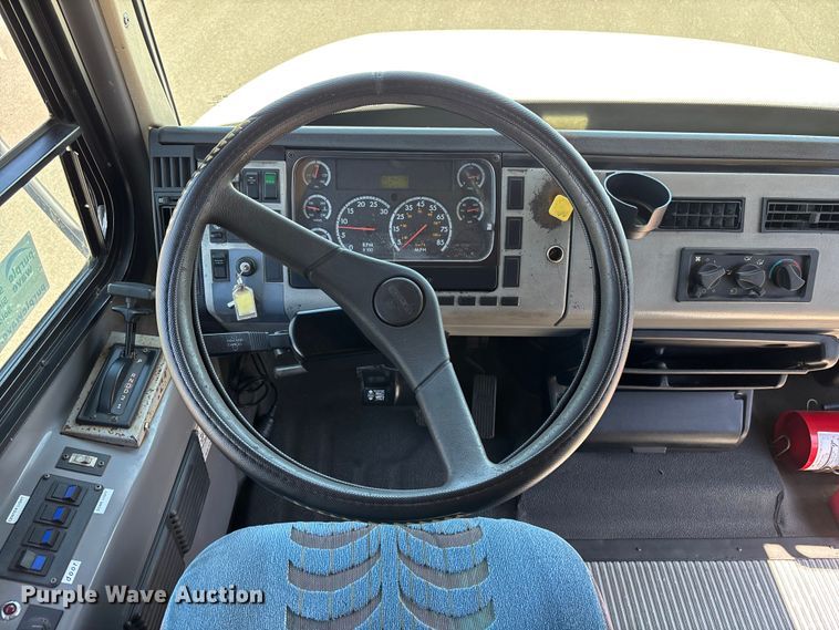 image for item DU0424 2002 Champion Freightliner FB65 shuttle bus