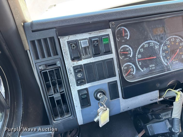 image for item DU0424 2002 Champion Freightliner FB65 shuttle bus