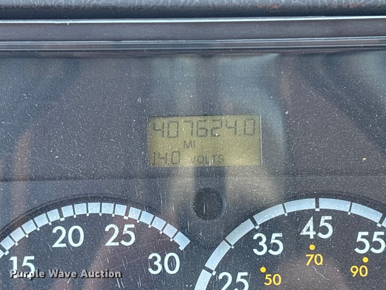 image for item DU0424 2002 Champion Freightliner FB65 shuttle bus