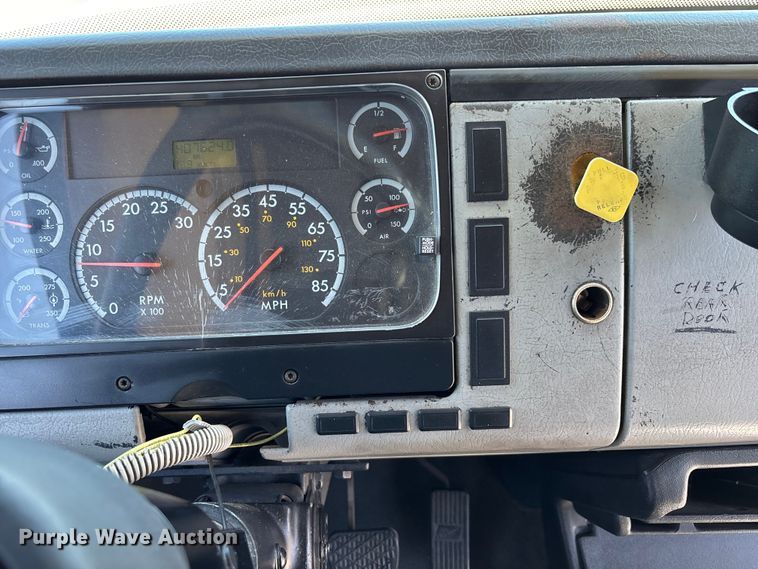 image for item DU0424 2002 Champion Freightliner FB65 shuttle bus