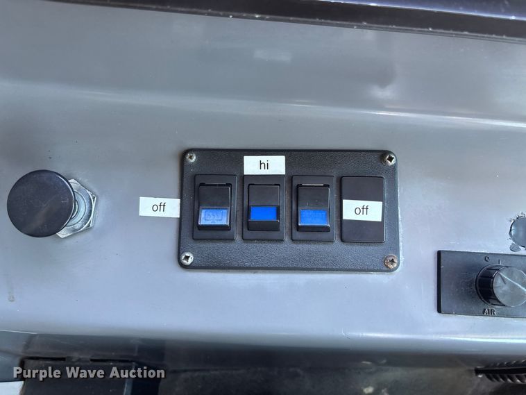 image for item DU0424 2002 Champion Freightliner FB65 shuttle bus