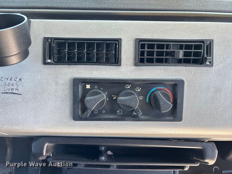 image for item DU0424 2002 Champion Freightliner FB65 shuttle bus