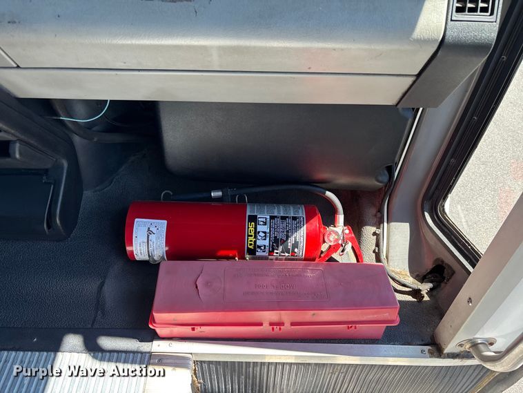 image for item DU0424 2002 Champion Freightliner FB65 shuttle bus