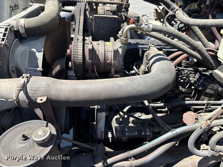 image for item DU0424 2002 Champion Freightliner FB65 shuttle bus