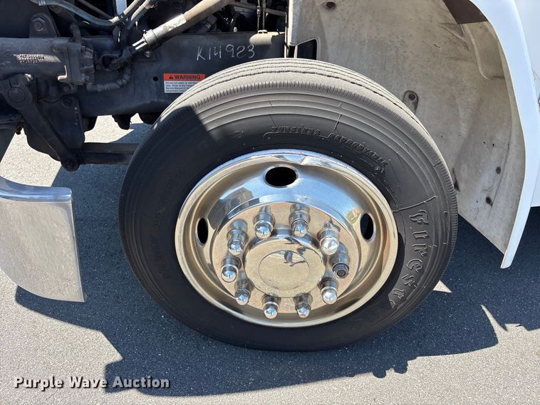 image for item DU0424 2002 Champion Freightliner FB65 shuttle bus