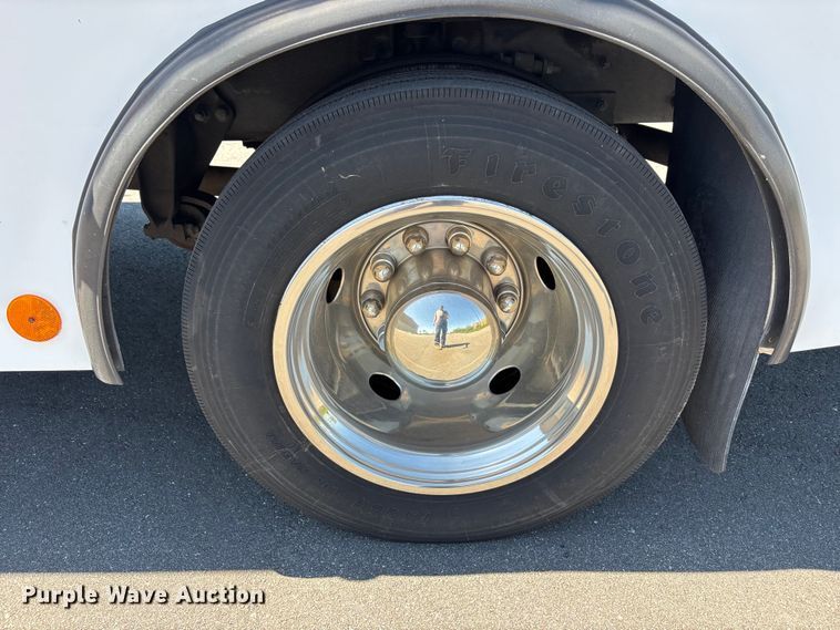 image for item DU0424 2002 Champion Freightliner FB65 shuttle bus