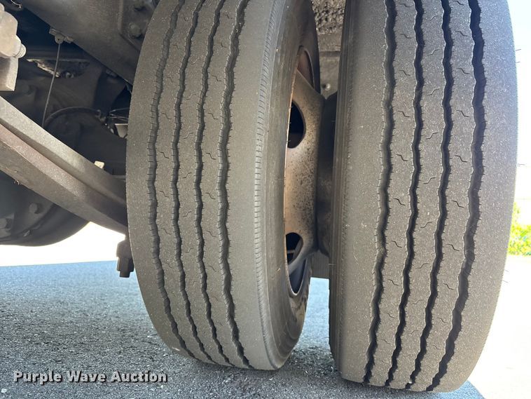 image for item DU0424 2002 Champion Freightliner FB65 shuttle bus