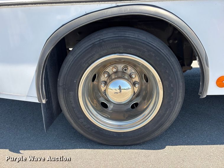 image for item DU0424 2002 Champion Freightliner FB65 shuttle bus