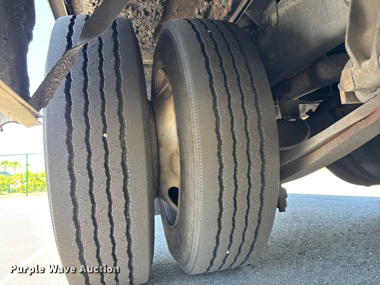 image for item DU0424 2002 Champion Freightliner FB65 shuttle bus