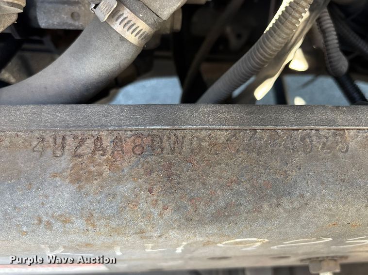 image for item DU0424 2002 Champion Freightliner FB65 shuttle bus