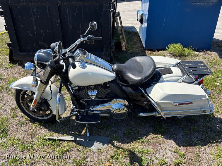 image for item DU0435 2018 Harley-Davidson Road King Police motorcycle