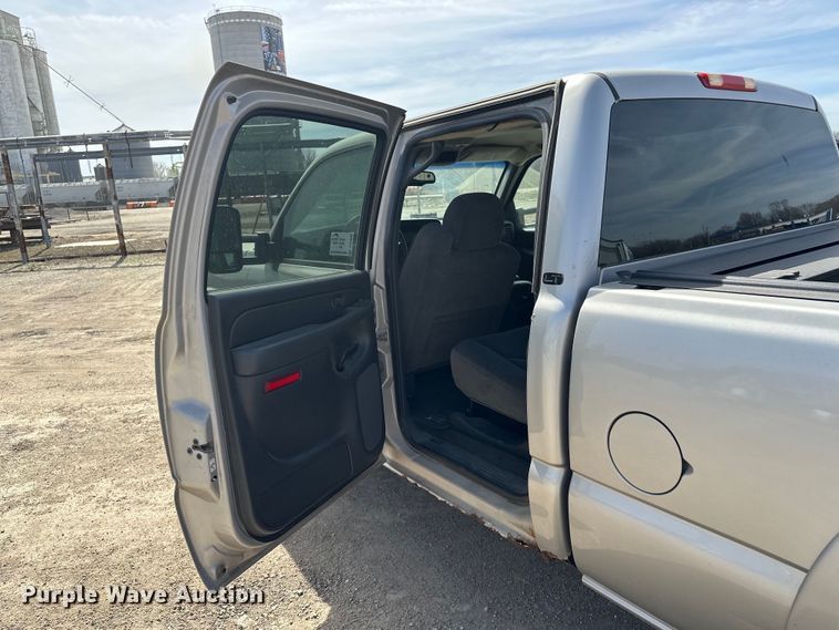 image for item DV0858 2006 Chevrolet Silverado Crew Cab pickup truck