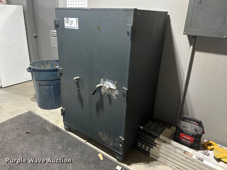 image for item DV0869 Mosler  safe