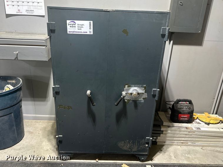 image for item DV0869 Mosler  safe