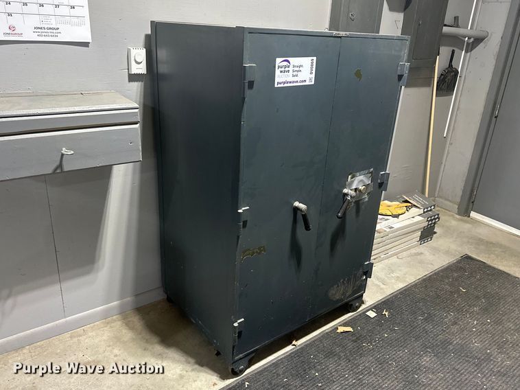 image for item DV0869 Mosler  safe