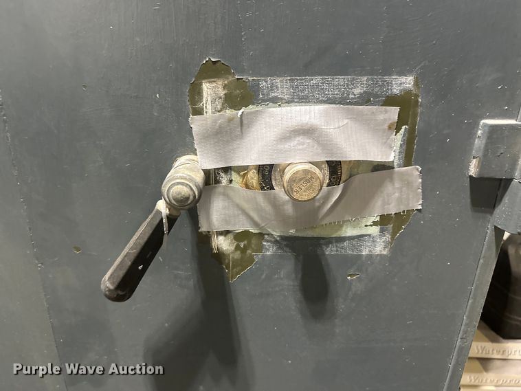 image for item DV0869 Mosler  safe