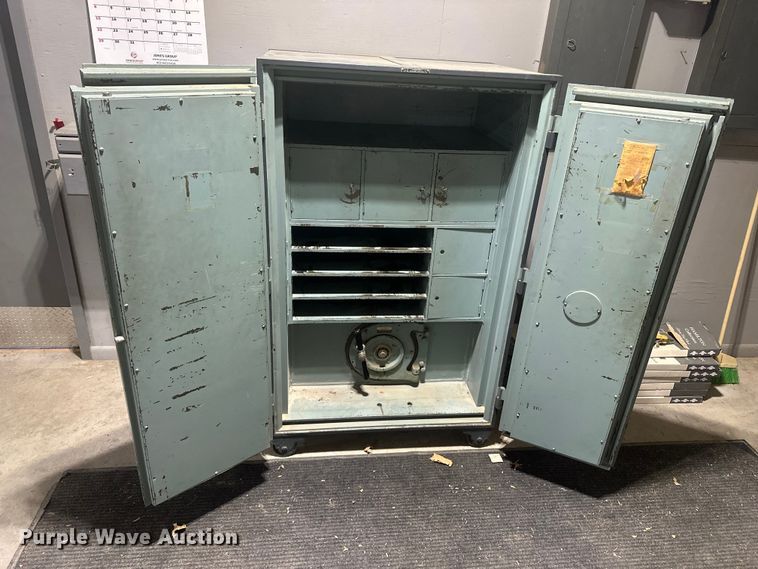 image for item DV0869 Mosler  safe