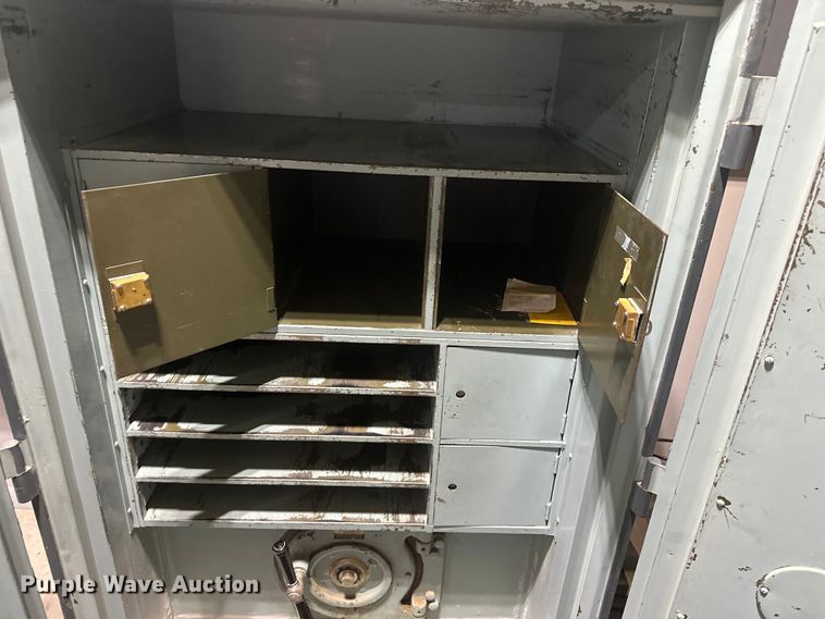 image for item DV0869 Mosler  safe