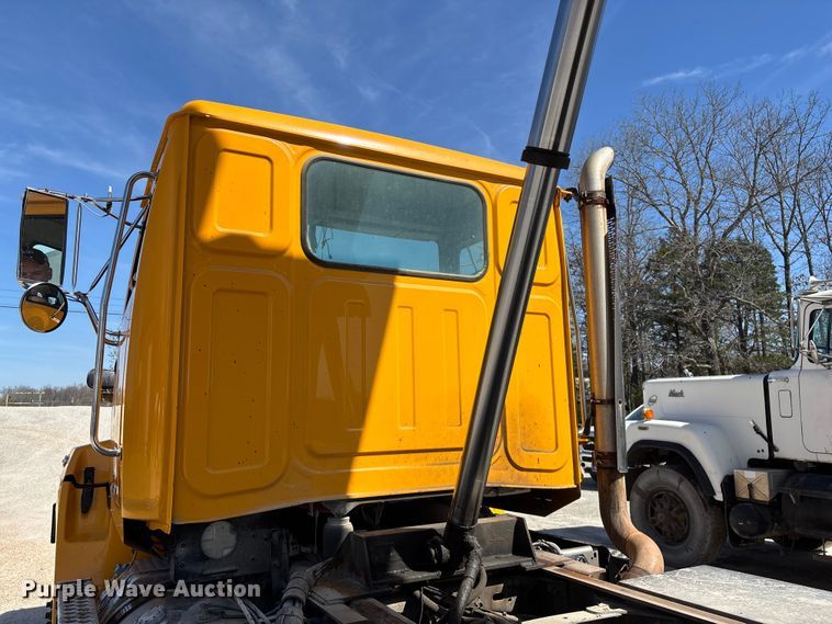 image for item DY0406 2014 Western Star 4700 SB dump truck
