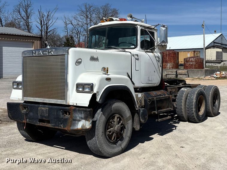 image for item DY0425 1986 Mack RW753 semi truck