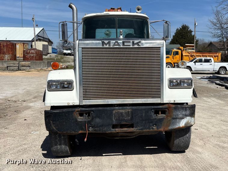 image for item DY0425 1986 Mack RW753 semi truck