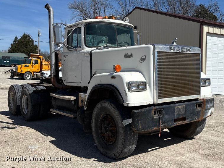 image for item DY0425 1986 Mack RW753 semi truck