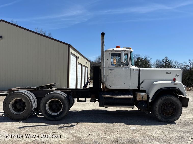 image for item DY0425 1986 Mack RW753 semi truck