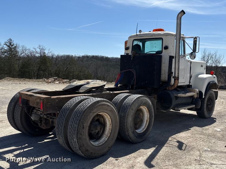 image for item DY0425 1986 Mack RW753 semi truck