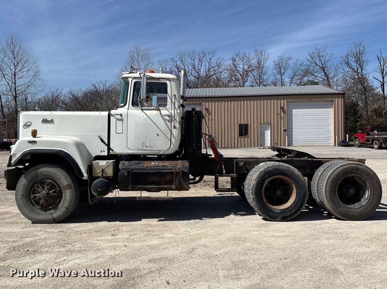 image for item DY0425 1986 Mack RW753 semi truck