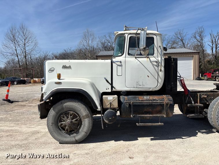 image for item DY0425 1986 Mack RW753 semi truck