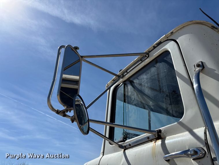 image for item DY0425 1986 Mack RW753 semi truck