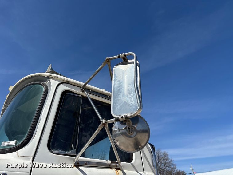 image for item DY0425 1986 Mack RW753 semi truck