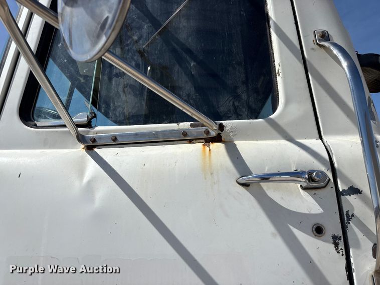 image for item DY0425 1986 Mack RW753 semi truck