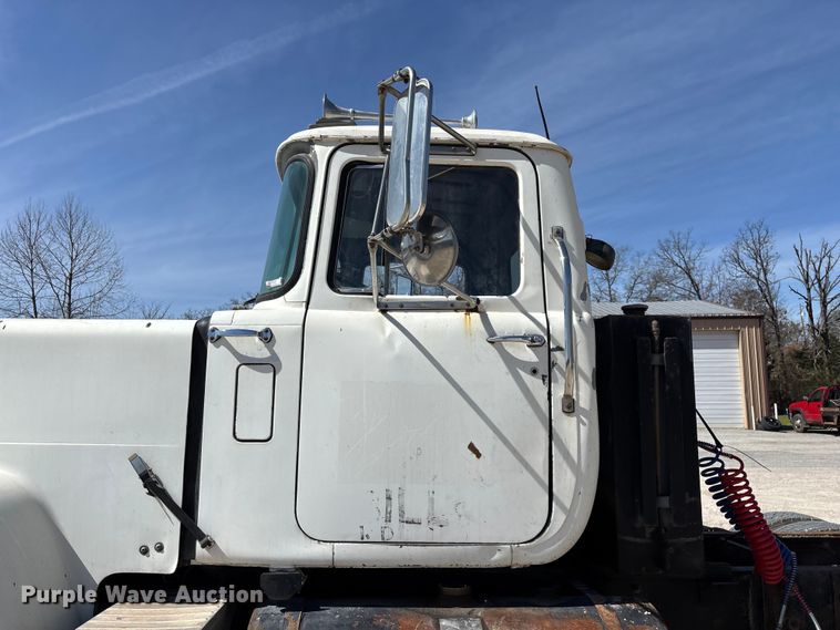 image for item DY0425 1986 Mack RW753 semi truck