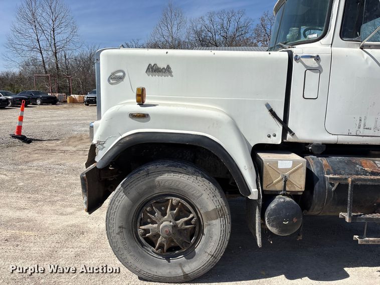 image for item DY0425 1986 Mack RW753 semi truck