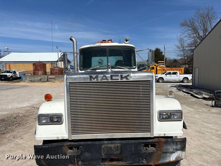 image for item DY0425 1986 Mack RW753 semi truck
