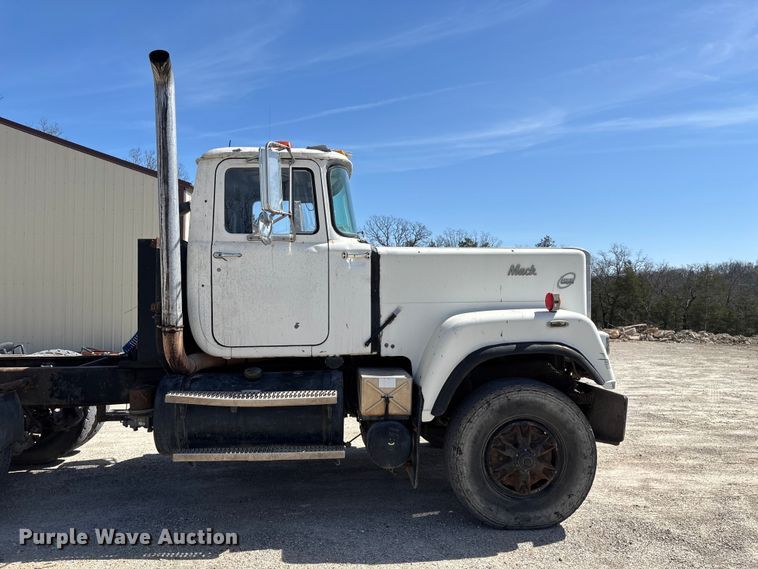 image for item DY0425 1986 Mack RW753 semi truck
