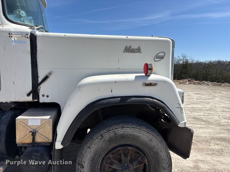 image for item DY0425 1986 Mack RW753 semi truck